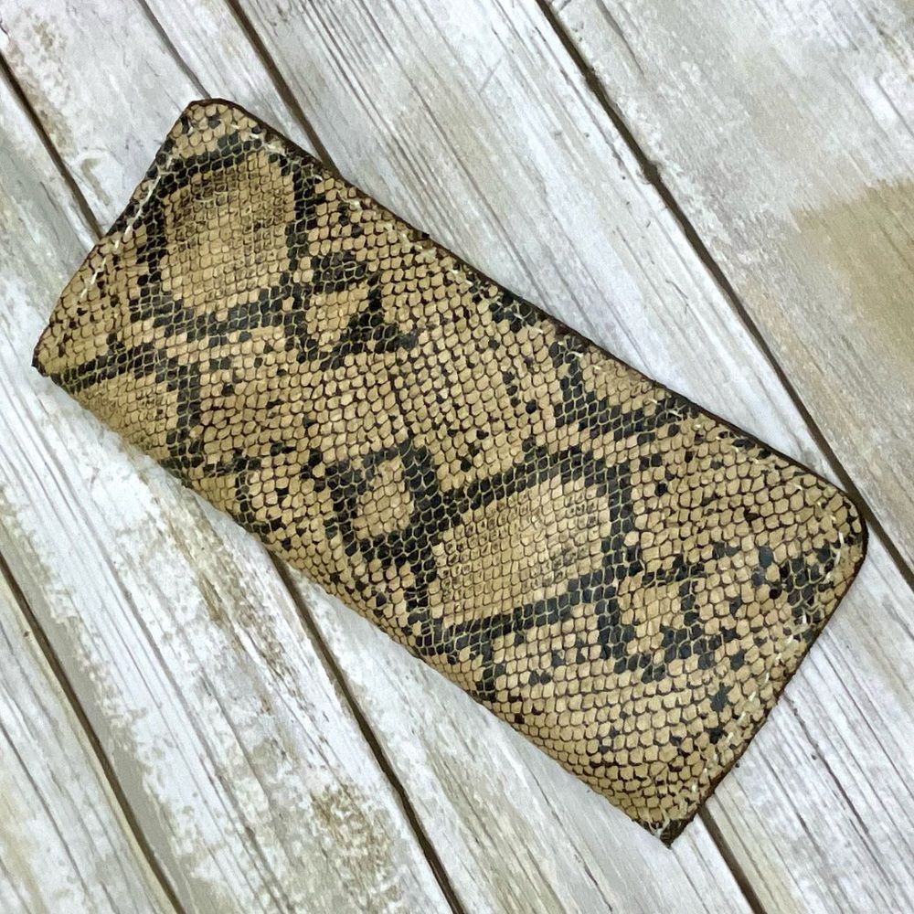 Leather snake skin wallet has cash pockets so that you can stick to your budget - Picture 4 of 14